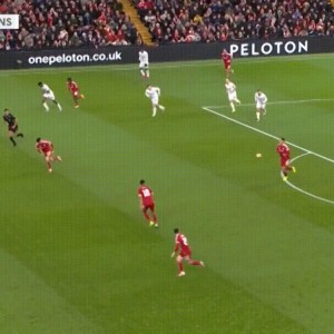 华体会-无“鞋”可击的进攻，加克波提着一只战靴从后场推进到前场